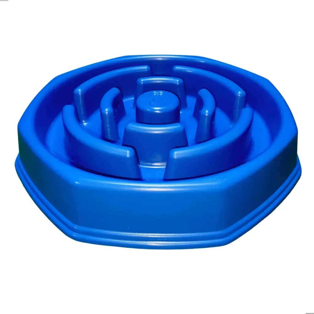 Cachorro de estimação comendo ração em um comedouro lento anti-engasgo azul para melhorar a digestão e evitar gases